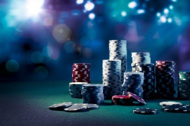 Live dealer dealing cards at Ceme Online table